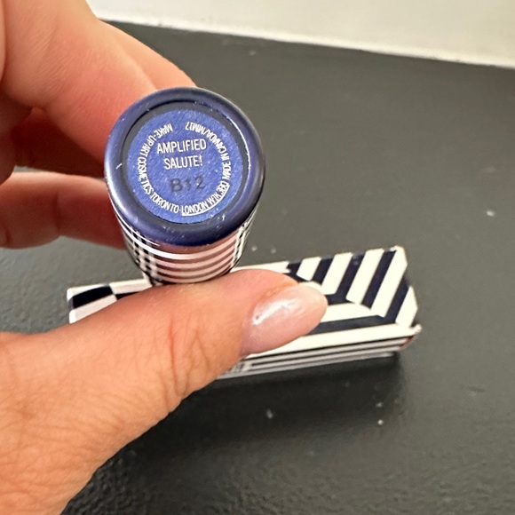 MAC Lipstick Amplified in ‚Salute’ - Picture 5 of 5